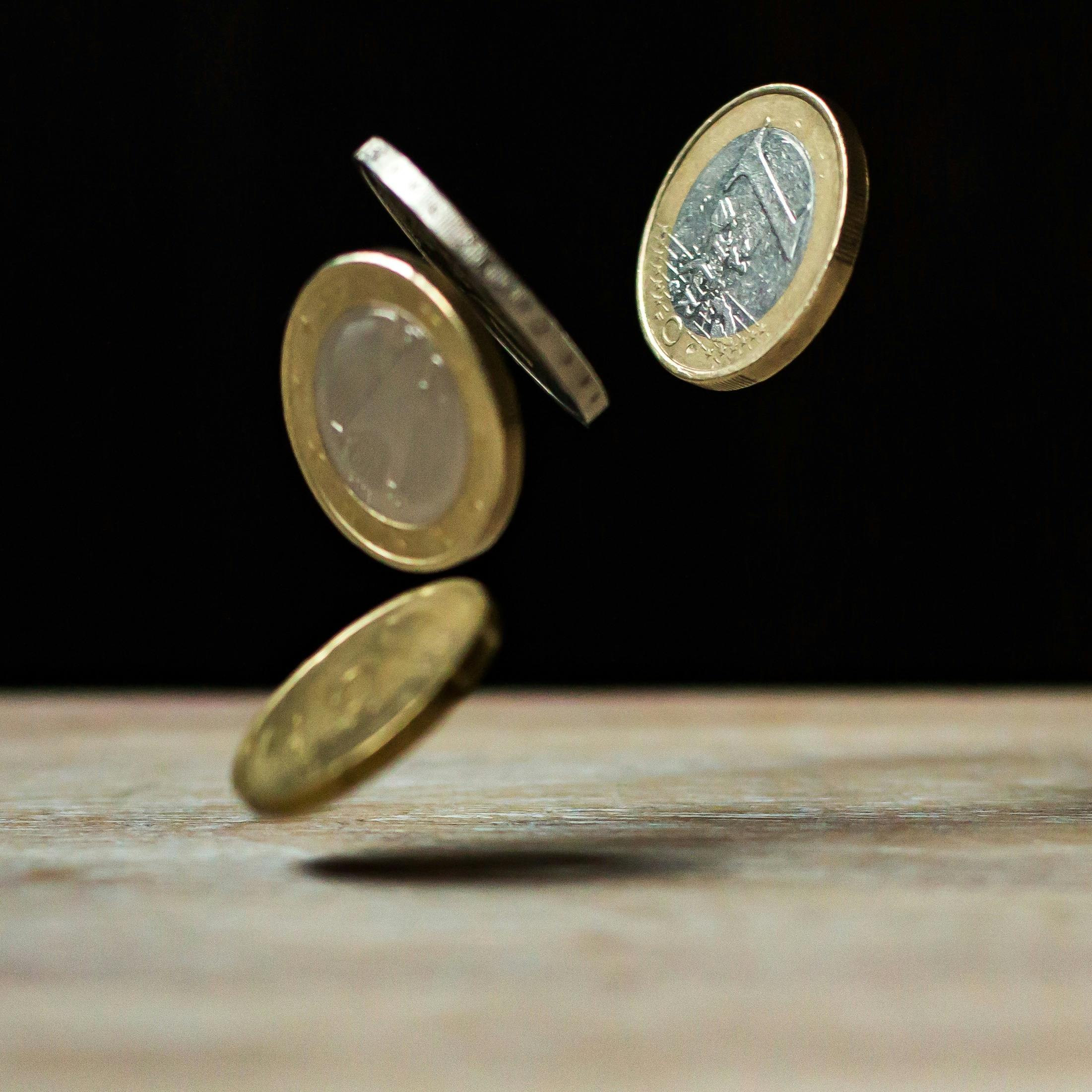 别再傻傻买黄金！中国黄金 vs 老凤祥，谁才是你财富的真命天子？